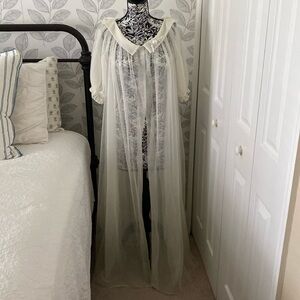 Vintage 50’s 60’s Vanity Fair penoir robe in sheer off white